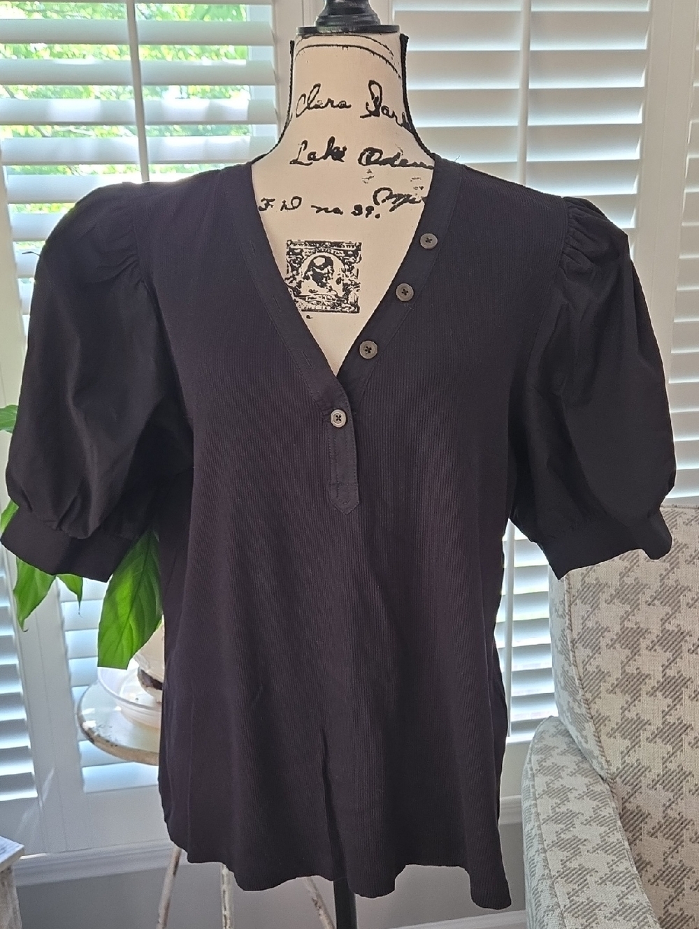 Chico's Women's Black Puff Sleeve V-Neck Button Top